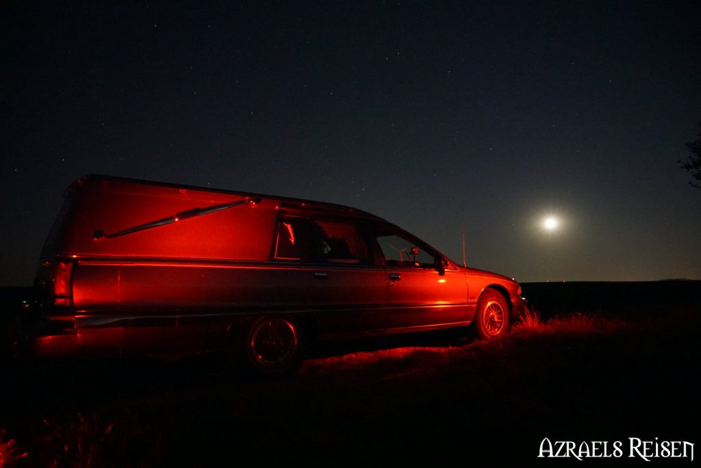 ein roter Schimmer in der Nacht