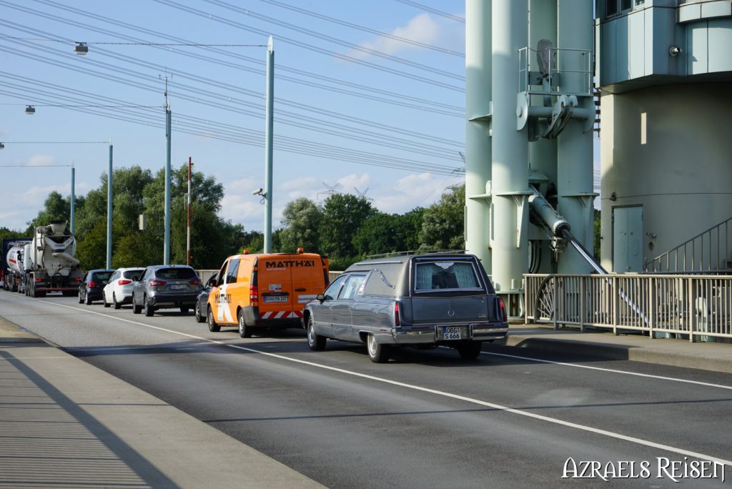 EIn zweiter Leichenwagen gesellt sich dazu